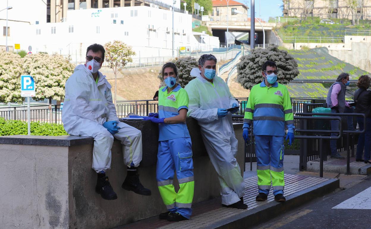 Sanitarios a la puerta del hospital de Salamanca. 
