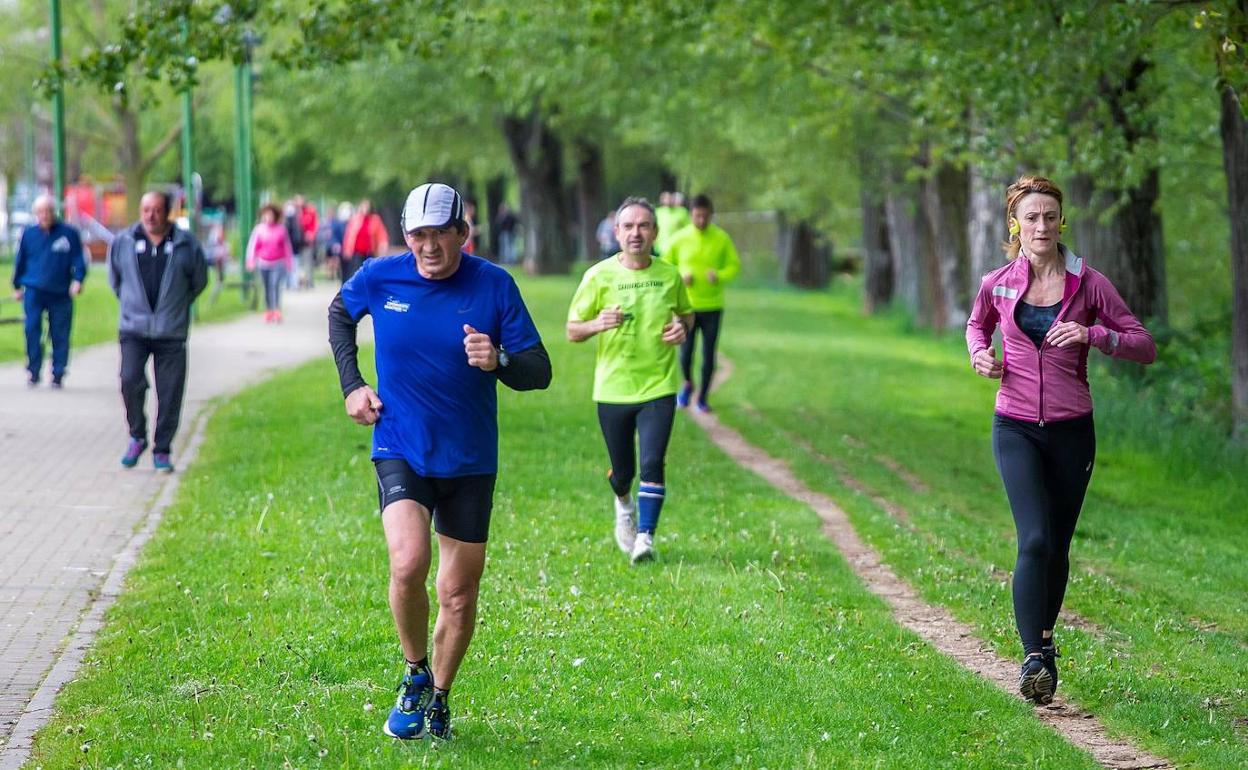 Deportistas y paseantes el 3 de mayo en un parque burgalés.