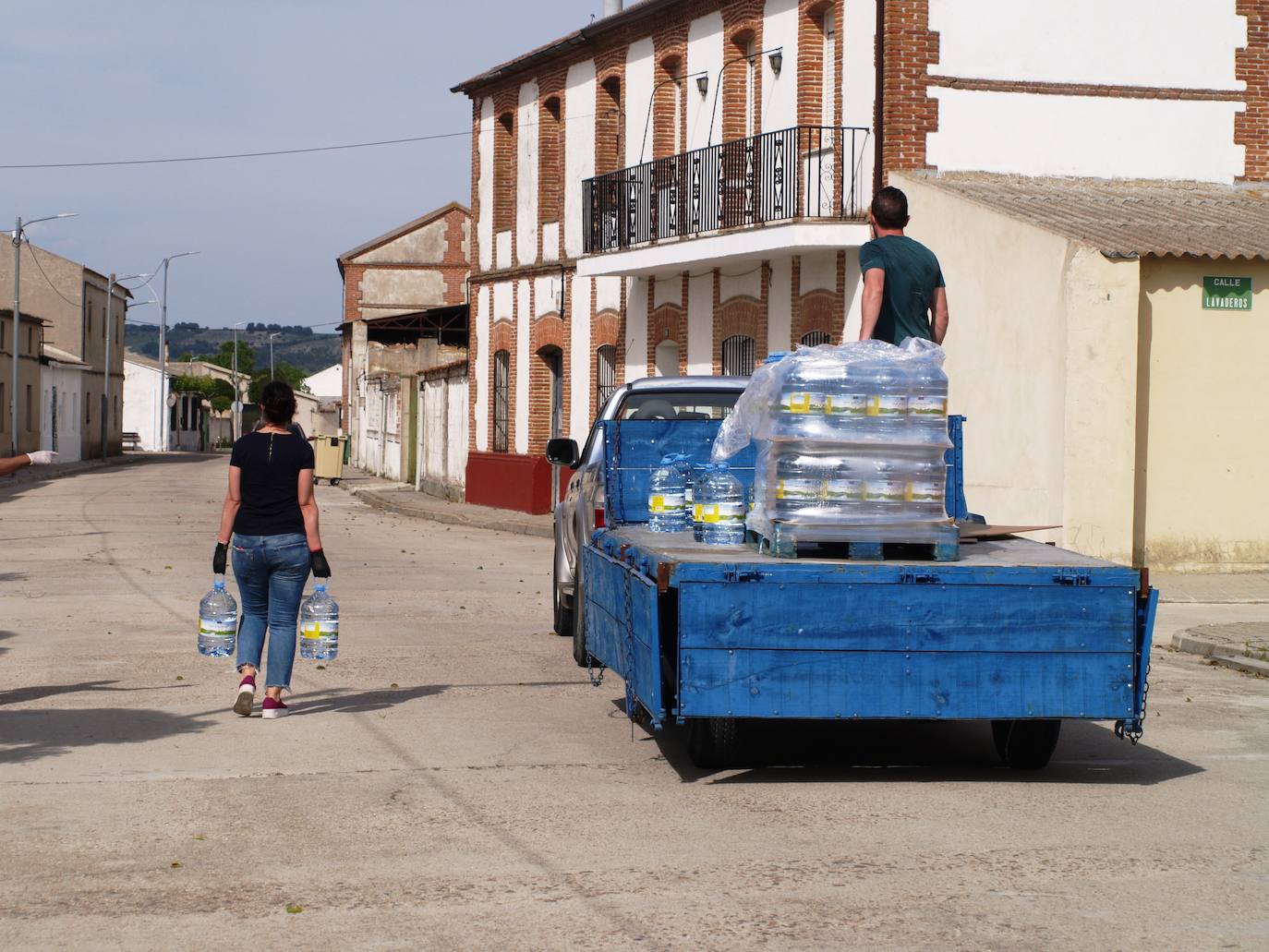 Los altos niveles de cloro han obligado a distribuir agua potable en el municipio vallisoletano de Alcazarén. 