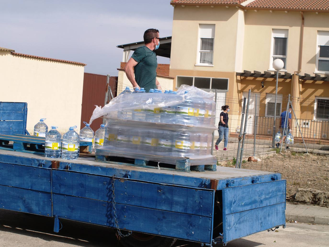 Los altos niveles de cloro han obligado a distribuir agua potable en el municipio vallisoletano de Alcazarén. 