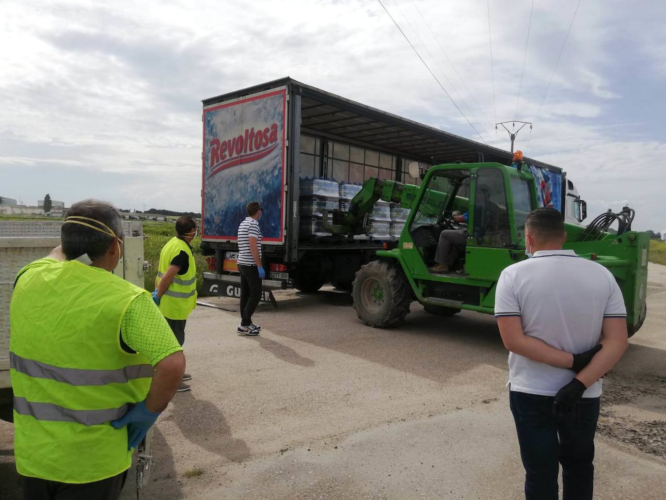 Los altos niveles de cloro han obligado a distribuir agua potable en el municipio vallisoletano de Alcazarén. 