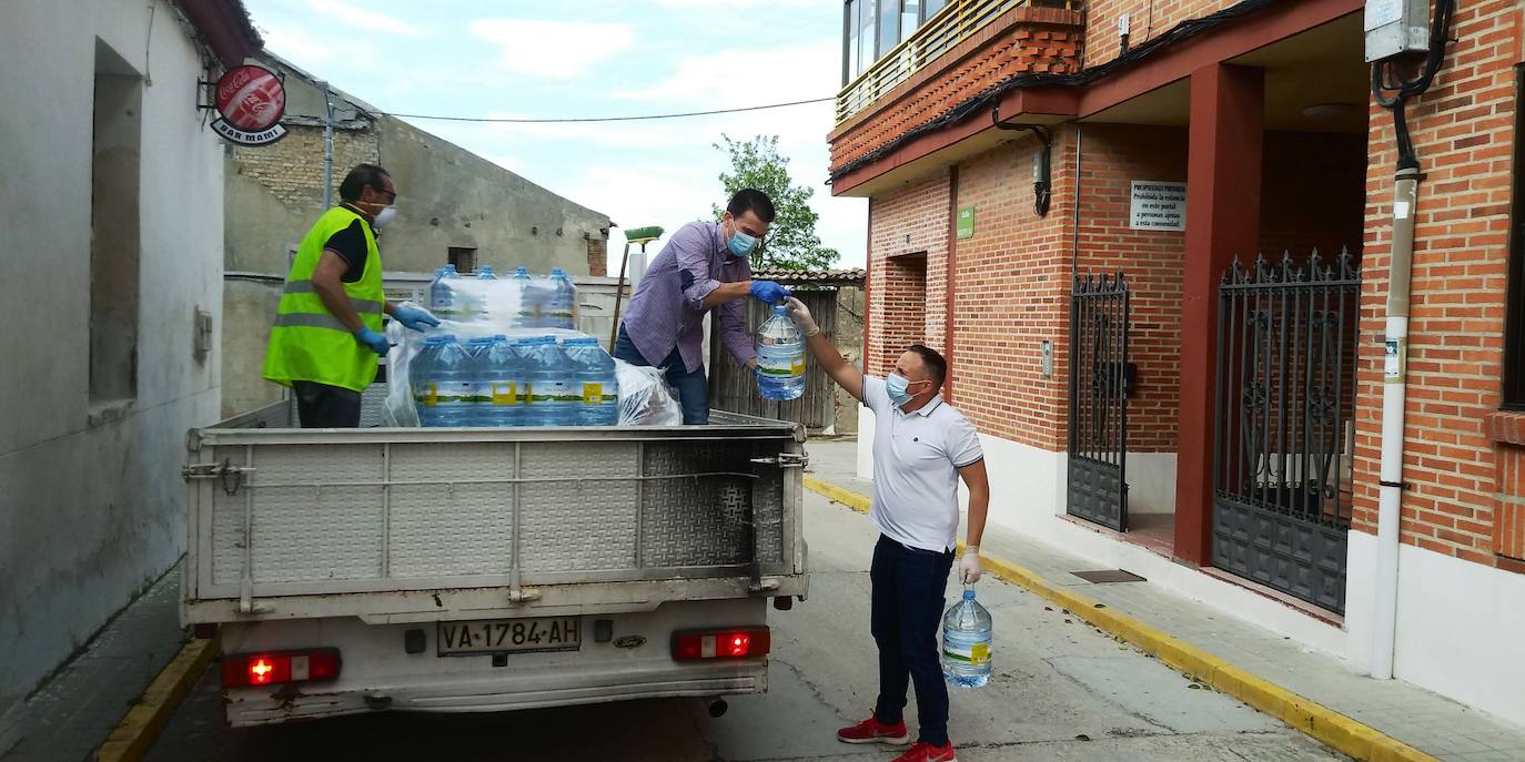 Los altos niveles de cloro han obligado a distribuir agua potable en el municipio vallisoletano de Alcazarén. 