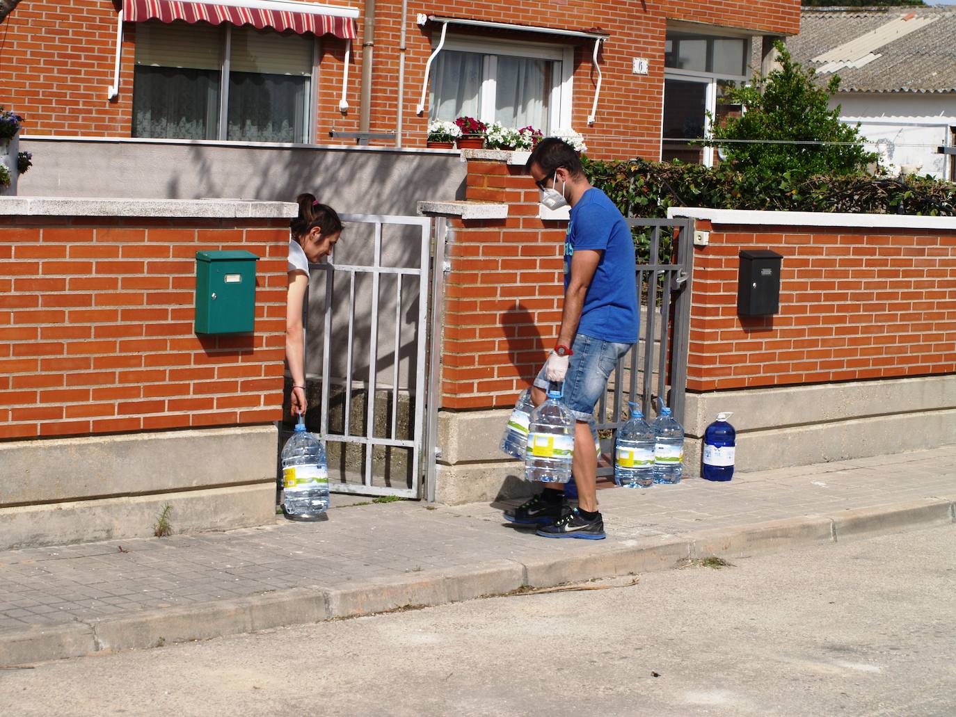 Los altos niveles de cloro han obligado a distribuir agua potable en el municipio vallisoletano de Alcazarén. 