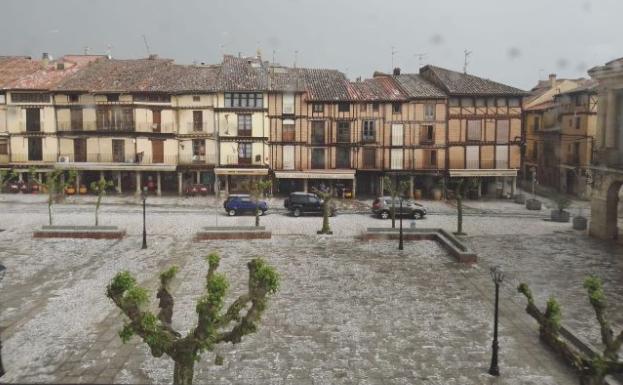 La Plaza Mayor de Toro, cubierta de blanco por el granizo. 