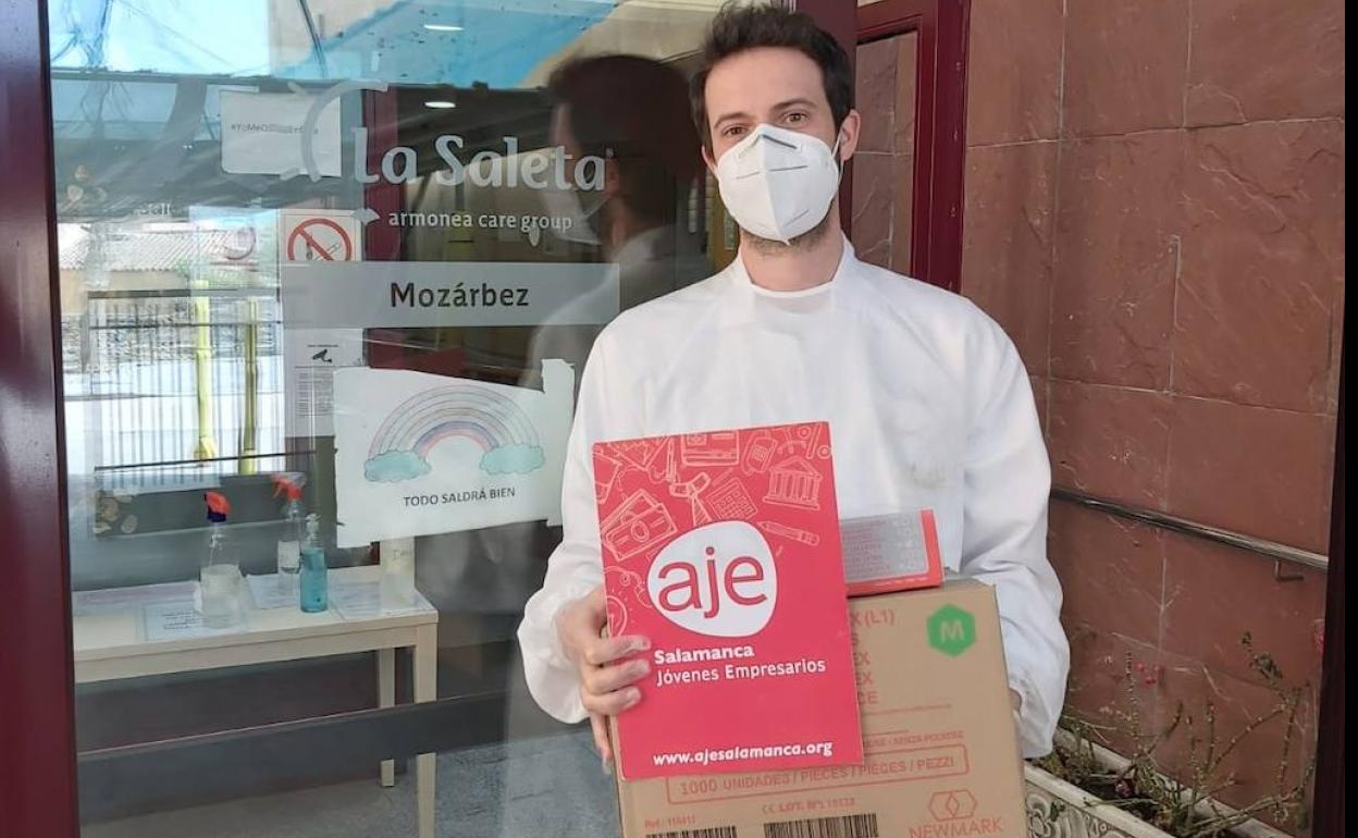 Un representante de AJE, en la residencia de Mozárbez.