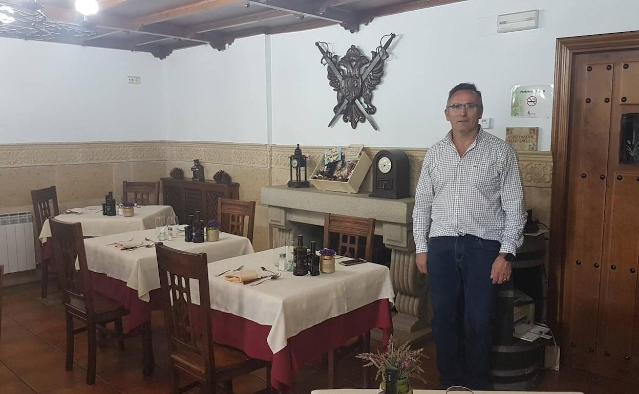 Prudencio San Pablo, en el comedor del hostal Río Almar, en El Cabaco. 