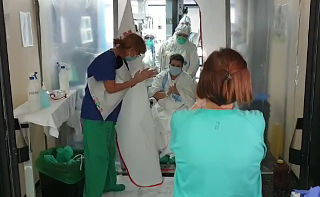 El equipo de la UCI del Hospital del Bierzo celebra entre aplausos el traslado de la enfermera a planta.