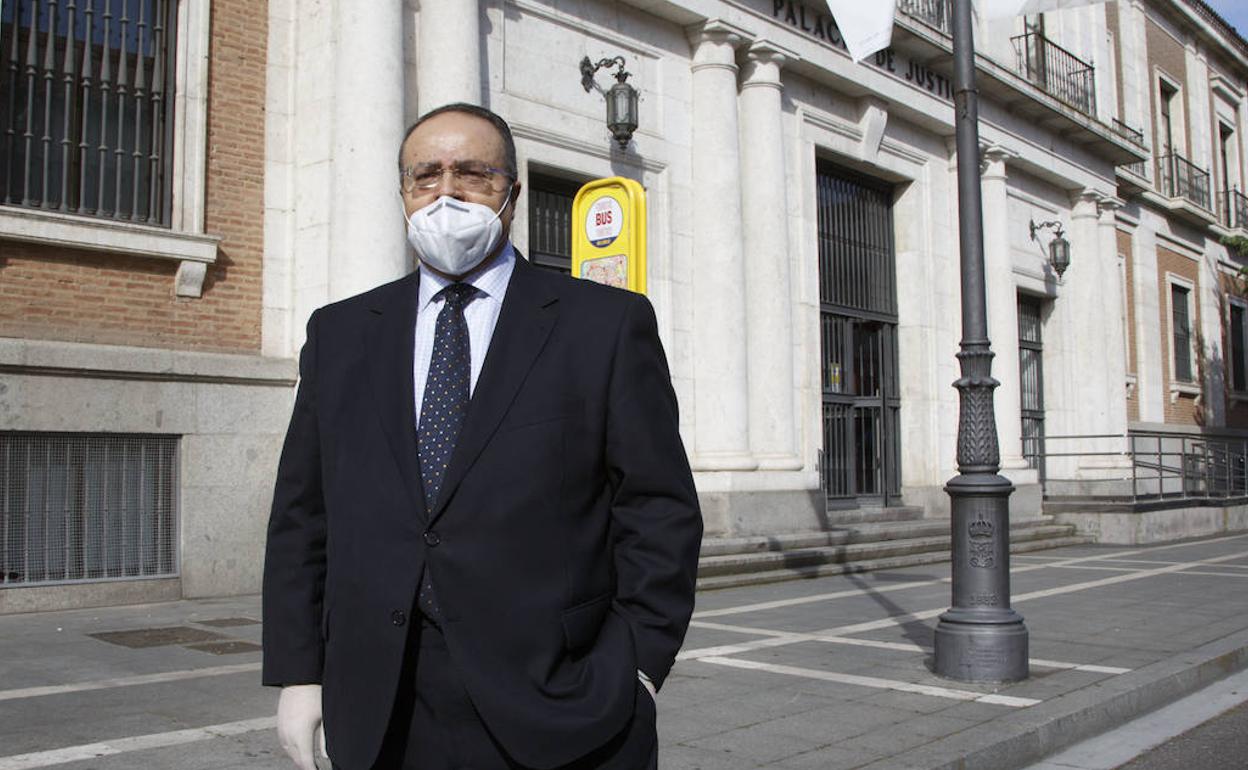 El presidente de la Audiencia de Valladolid, Javier Carranza, ayer, ante el Palacio de Justicia.