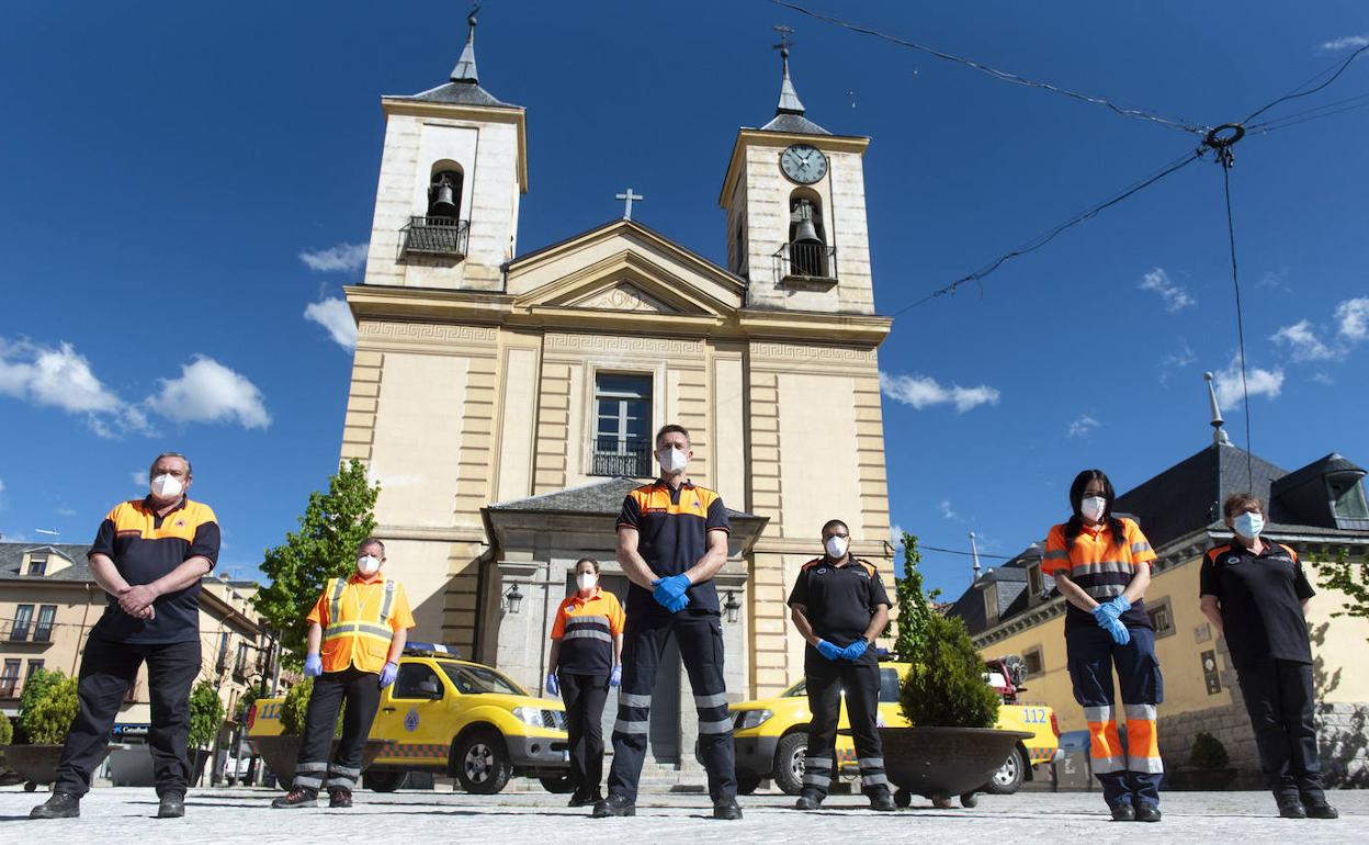 Miembros de Protección Civil La Granja-Valsaín, en la plaza de los Dolores.