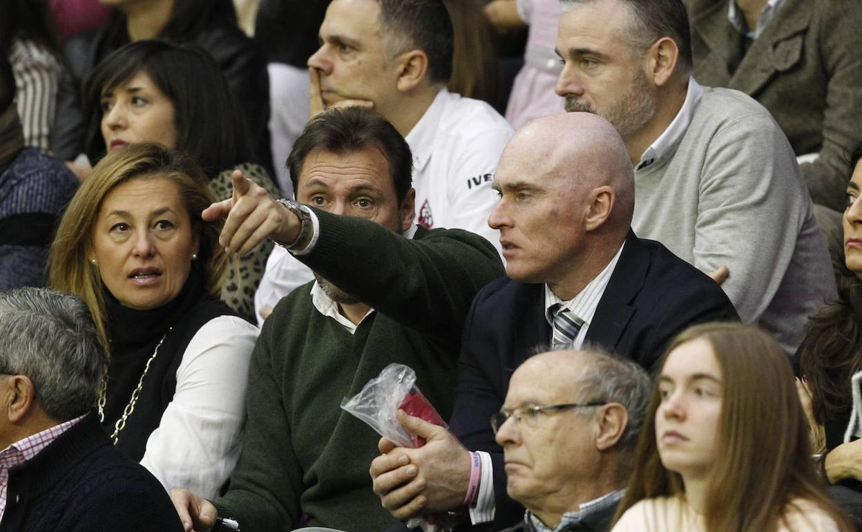 Mike Hansen y Óscar Puente, alcalde de Valladolid, siguen un partido juntos desde la grada de Pisuerga. 
