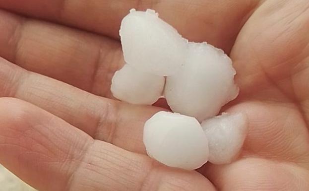 Una mano sujeta bolas de granizo en Toro. 