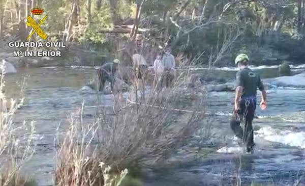 La Guardia Civil rescata a dos menores y un hombre que quedaron atrapados en una roca en mitad del río Tormes en Barco de Ávila. 