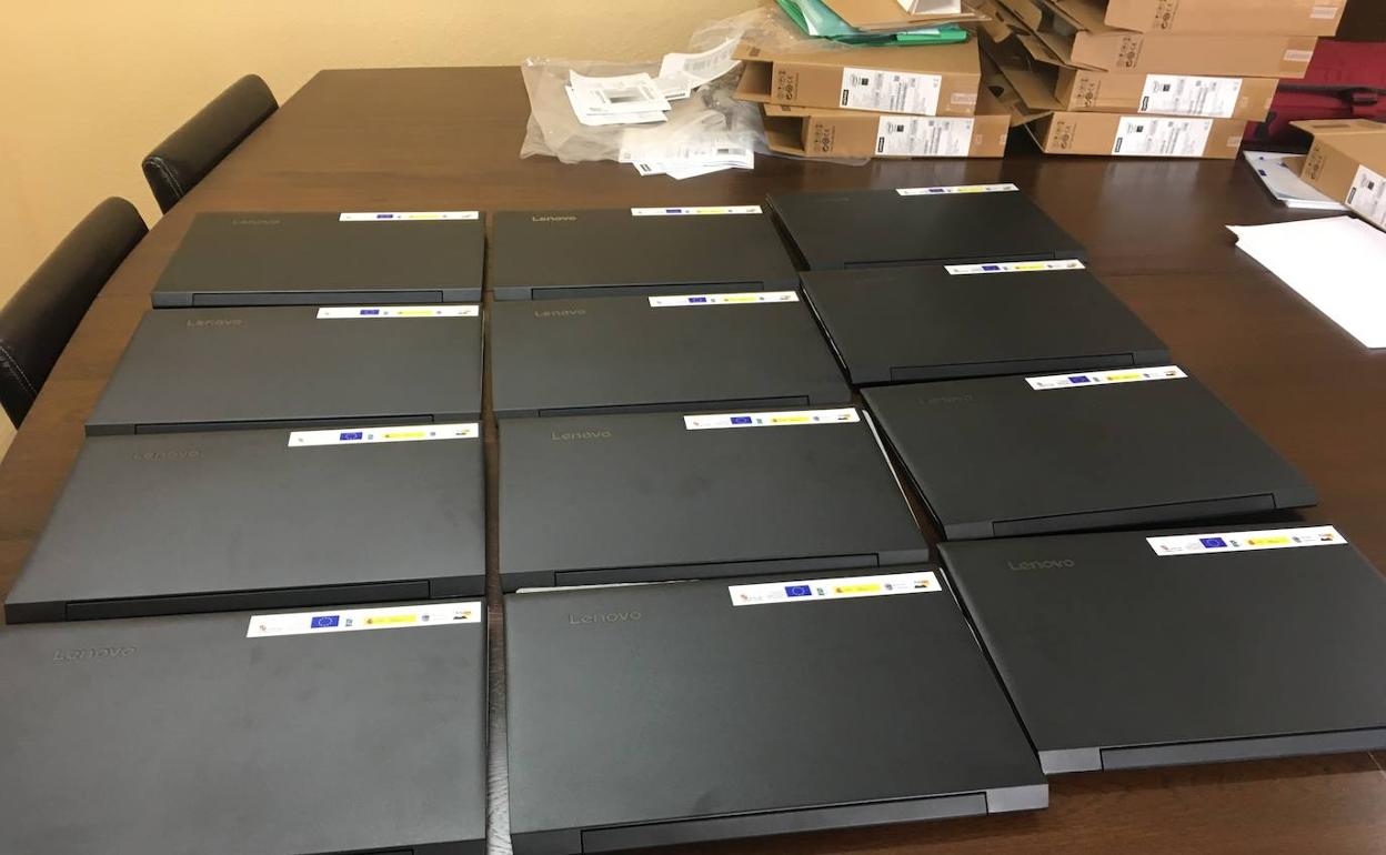Ordenadores que han sido prestados a niños y jóvenes para poder seguir sus clases de forma virtual. 