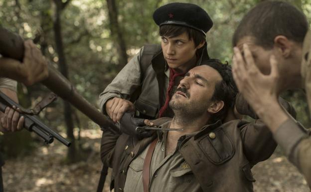 Contacto físico entre Aura Garrido y Miki Esparbé en 'Malnazidos', otra producción de Telecinco Cinema que se estrenará el 11 de septiembre.