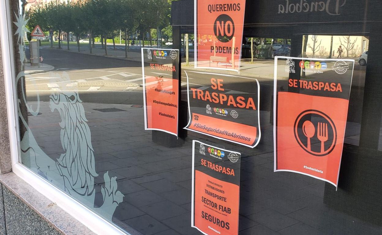 Carteles de protesta por las dificultades del sector en un bar de León.