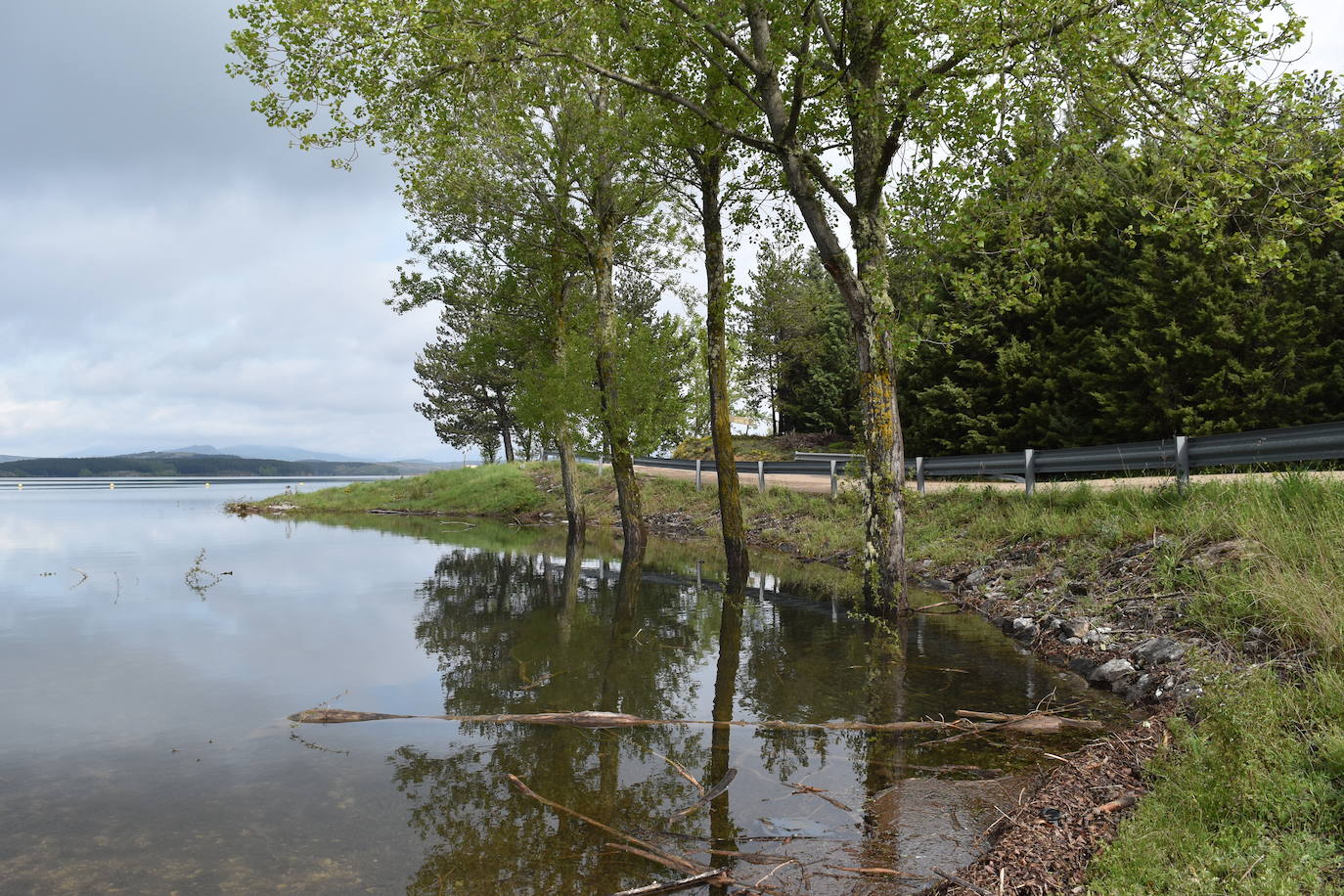Un hombre contempla el embalse.