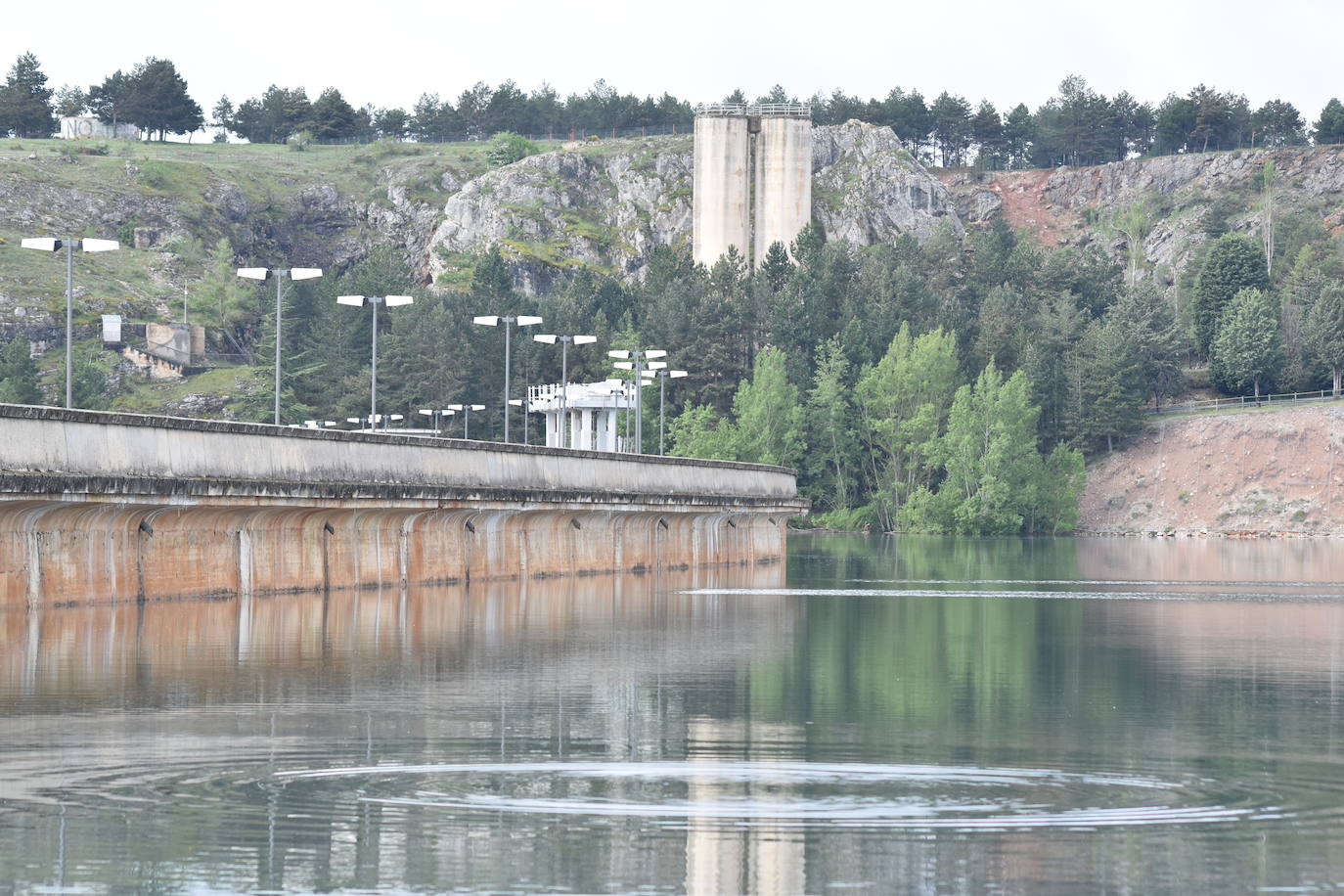 Un hombre contempla el embalse.