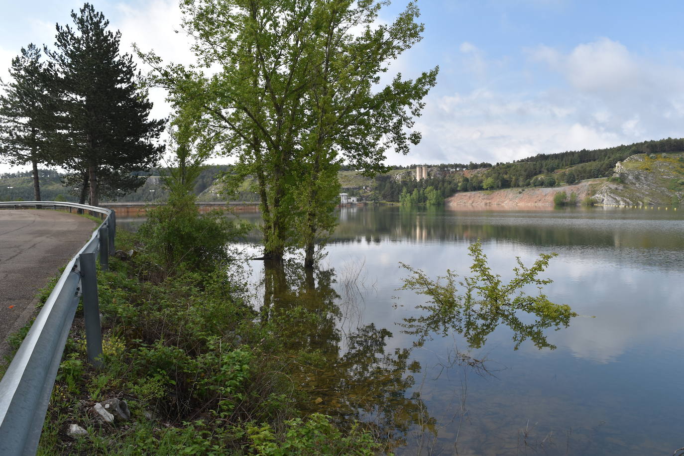 Un hombre contempla el embalse.