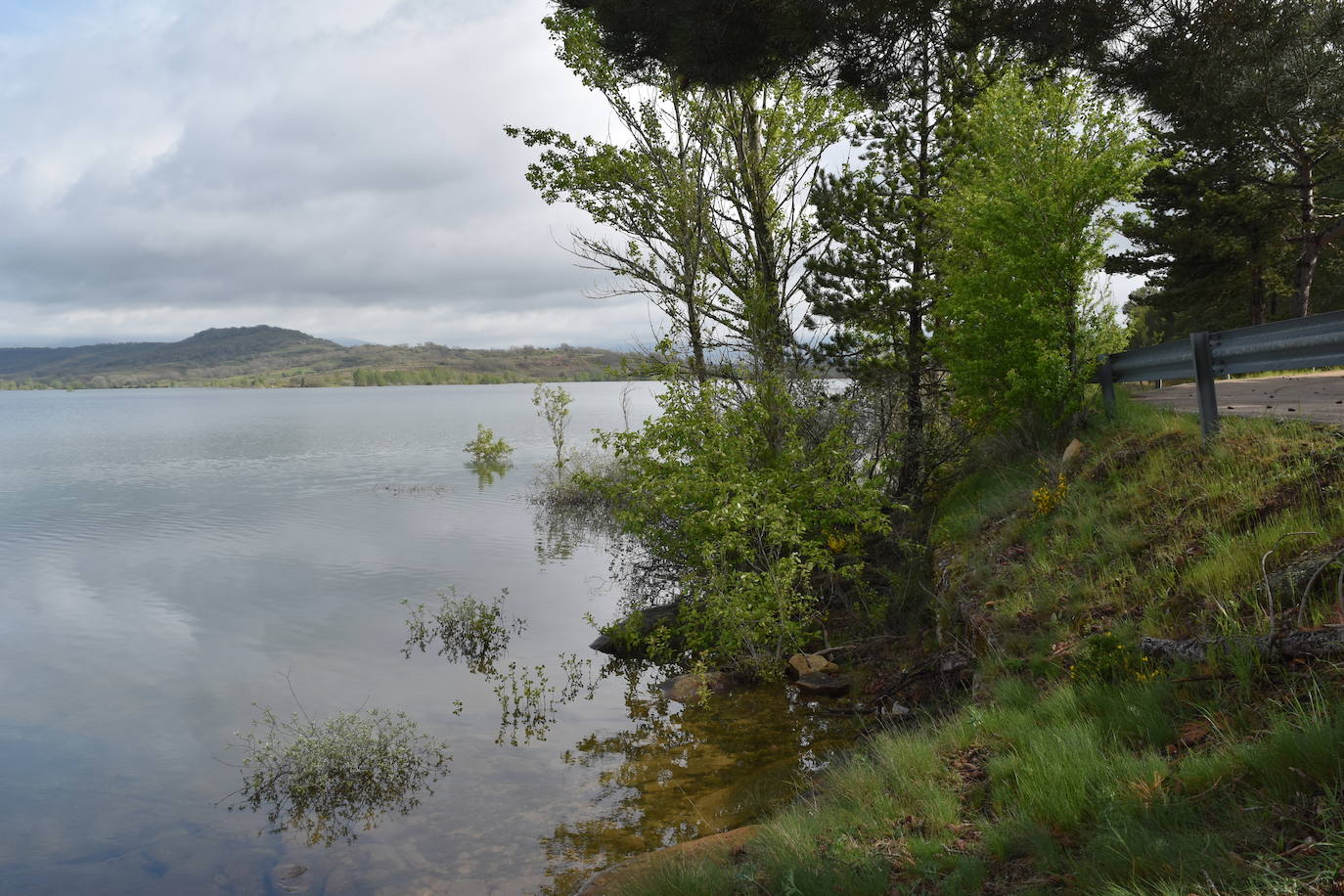 Un hombre contempla el embalse.