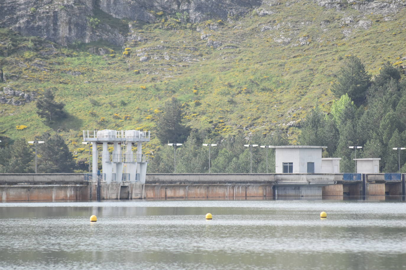 Un hombre contempla el embalse.