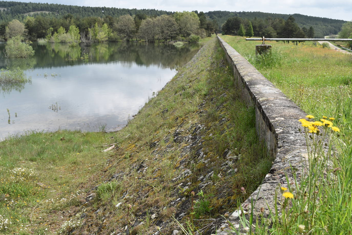 Un hombre contempla el embalse.