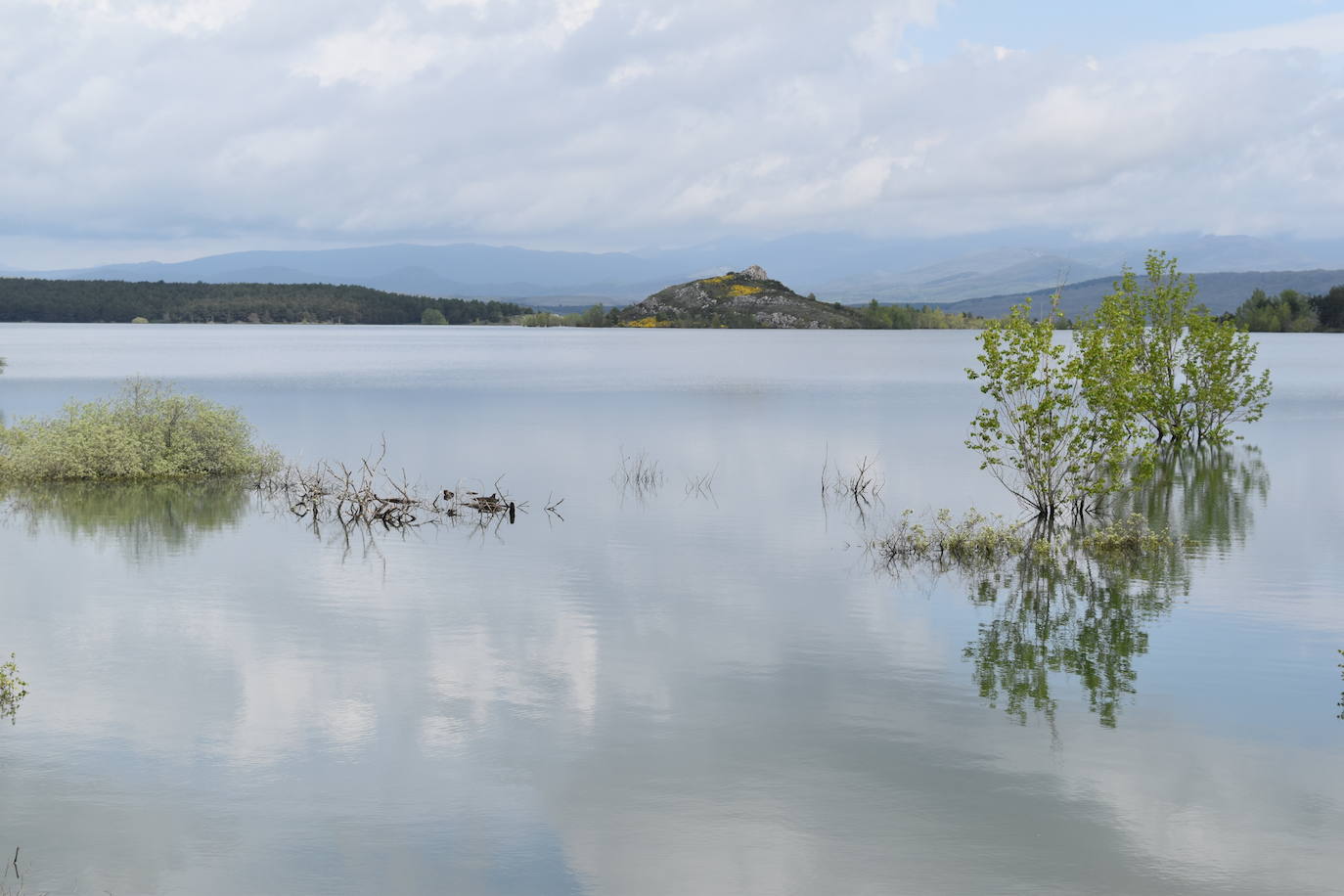 Un hombre contempla el embalse.