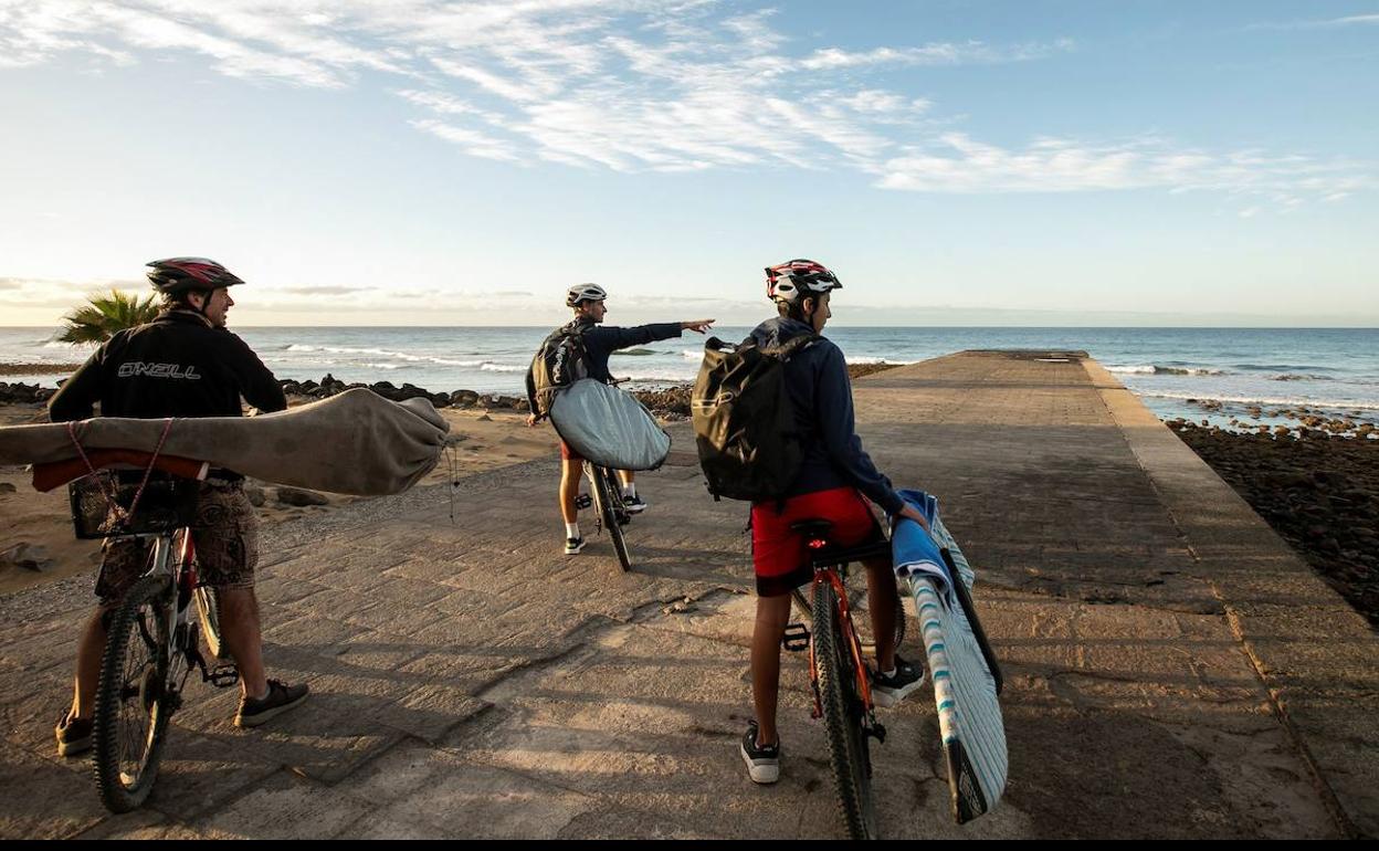 Surferos en la playa de Maspalomas (Gran Canaria) este miércoles, en el tercer día de la fase 0.