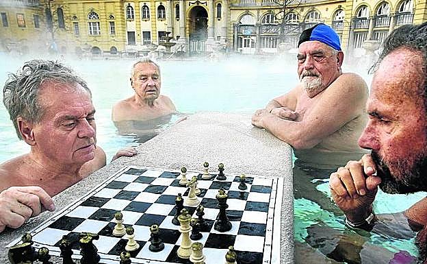 Jugadores de ajedrez, en los baños termales de Szechenyi.