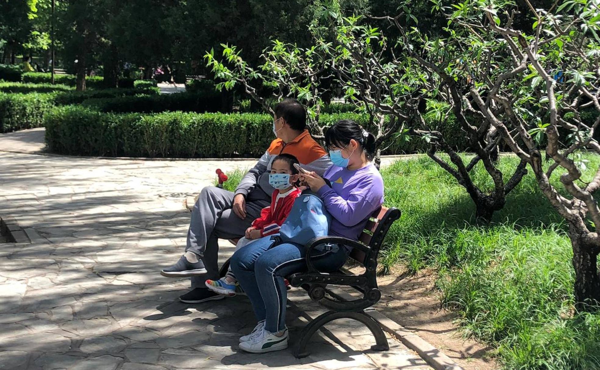 Una familia china en el parque Tuanjeiu de la capital.