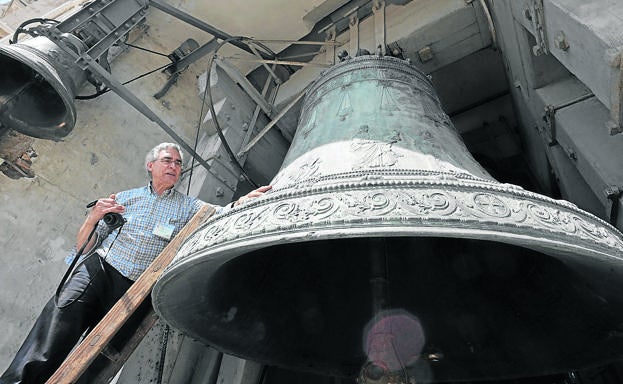 Alonso Ponga, trabajando sobre 'El Campanone'. 