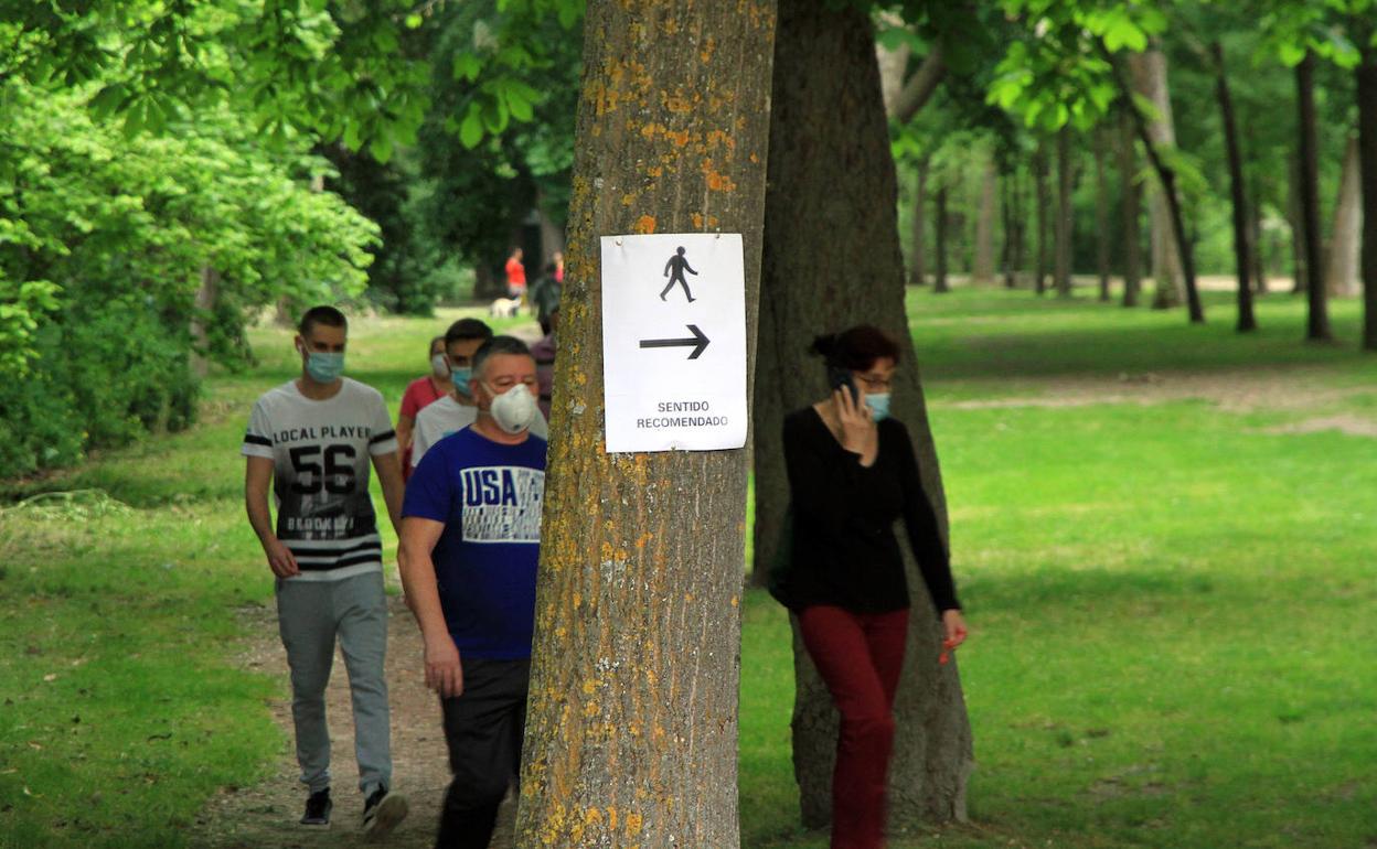 Cartel colocado por la Policía Local en la alameda del Parral que indica el sentido recomendado para pasear.Tanarro