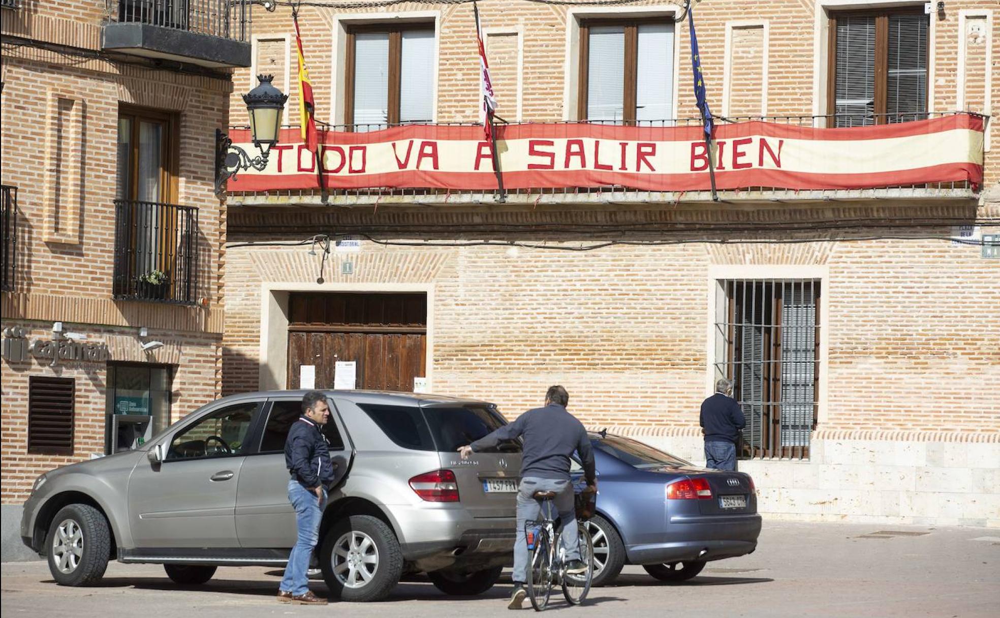 Fachada del Ayuntamiento de Alaejos, en Valladolid, una de las zonas que este lunes pasan a la fase 1. 