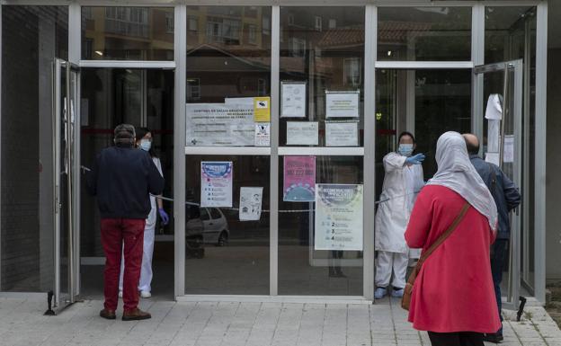 Los centros de salud comienzan a citar pacientes con predominio de las consultas telefónicas