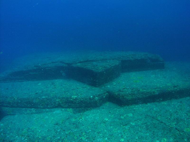 Yonaguni-Jima | Bajo las aguas de Japón permanecen estas formaciones rocosas que según los expertos podrían ser los restos de una antigua ciudad.