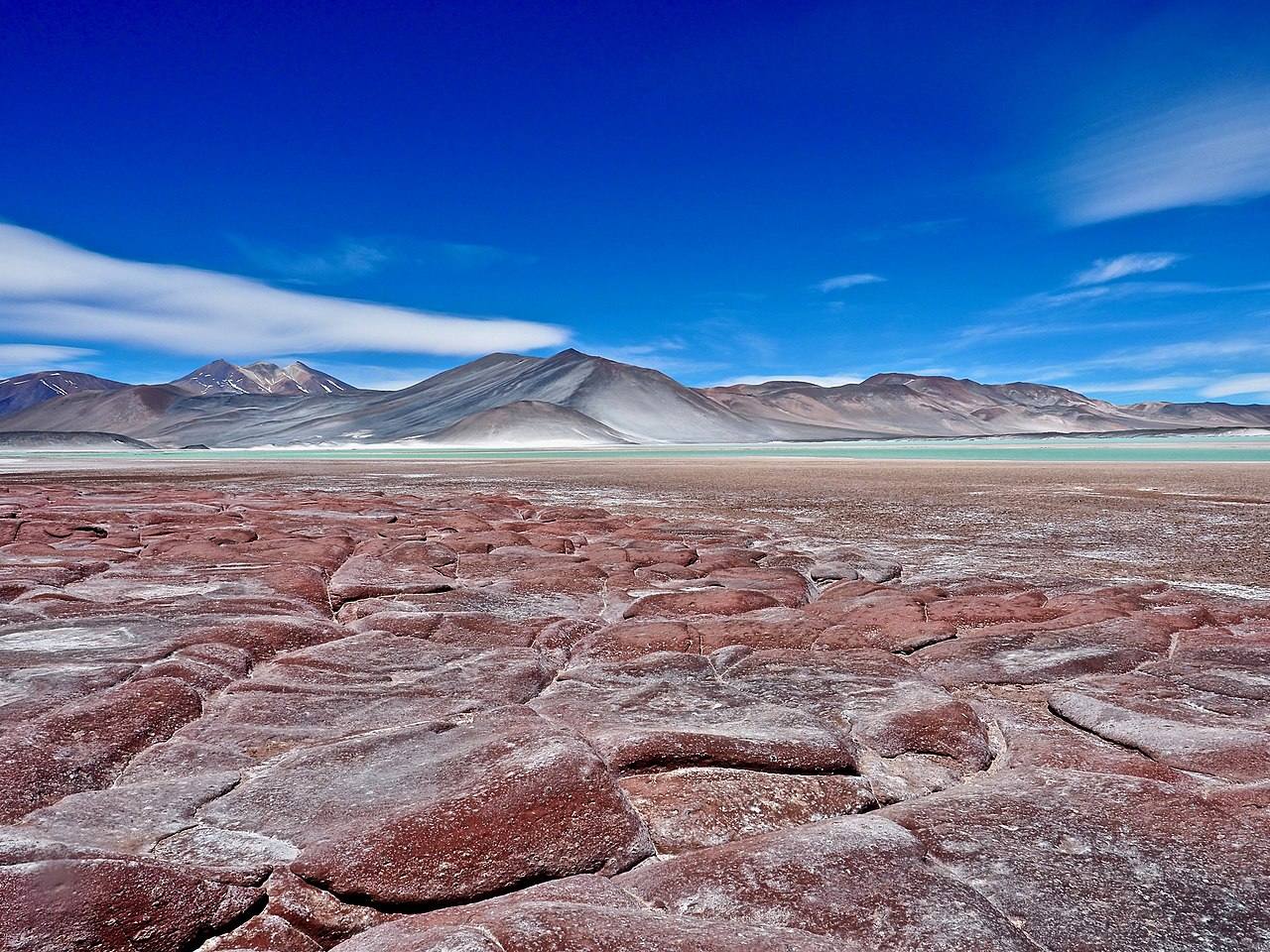 Desierto de Atacama | Situado en Chile, es el lugar más seco del mundo y también uno de los más adversos. Durante el día puede alcanzar los 50ºC y las temperaturas bajan hasta los -20ºC por la noche.