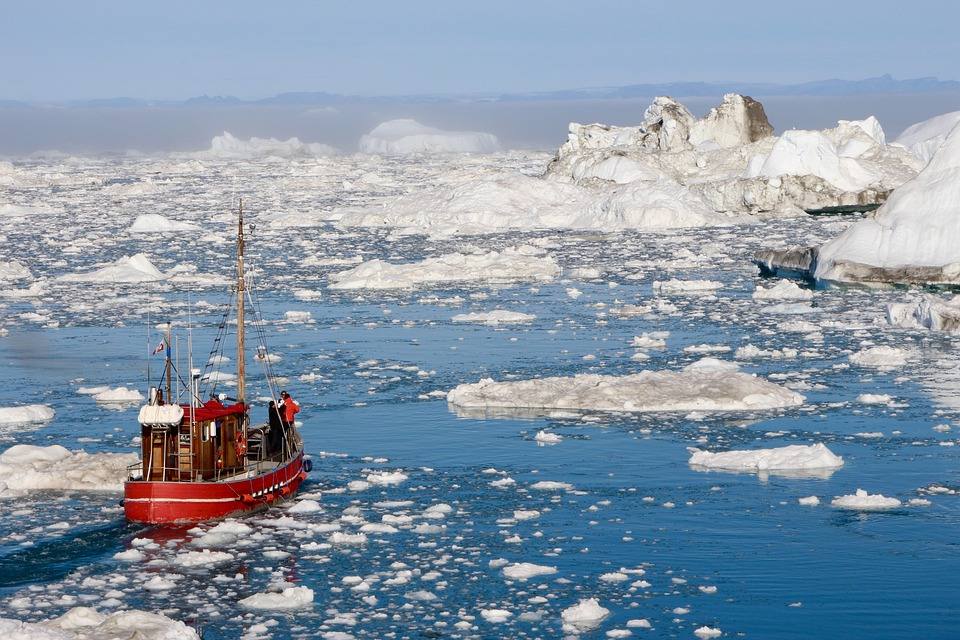 Groenlandia | Esta enorme isla alberga un glaciar con más de dos millones de kilómetros cuadrados y cuenta con un clima totalmente polar. Llegar a algunas de sus zonas es toda una aventura, como a la ciudad Ittoqqortoormiit, que sólo se puede visitar en determinados meses del año y con barco u helicóptero.