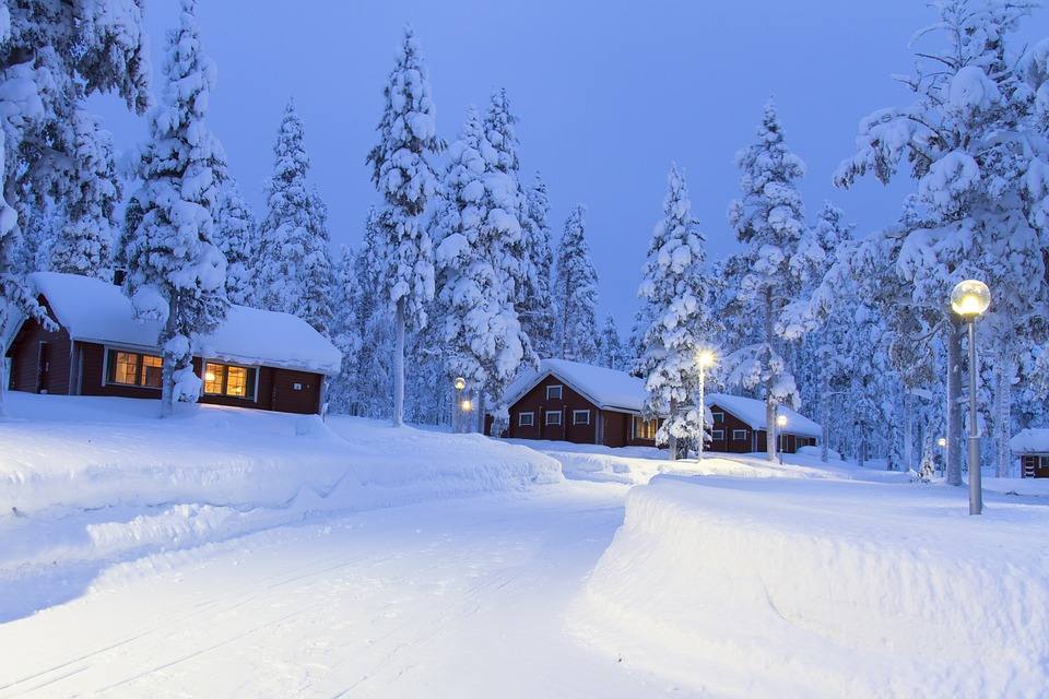 Laponia | Es conocido por ser el hogar de Papá Noel y también uno de los lugares más fríos del mundo. Las horas de luz son escasas hasta en verano y su paisaje está repleto de árboles y lagos helados.