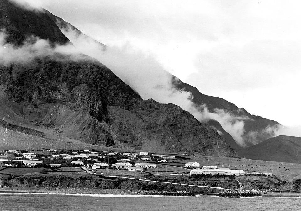 Tristán de Acuña | Este archipiélago británico está formado por cuatro islas a las que resulta especialmente complicado acceder por su lejanía y para llegar a ellas hay que desplazarse en barco por el Océano Atlántico Sur en viajes que pueden tardar hasta más de cinco días.