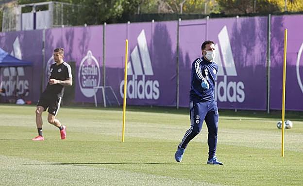 Diego Ribera, técnico ayudante de Sergio González, da instrucciones a los jugadores en los Anexos. 