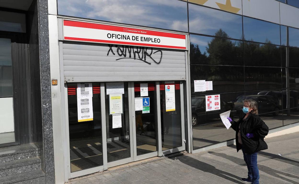 Una mujer ante una oficina de empleo, en Madrid 