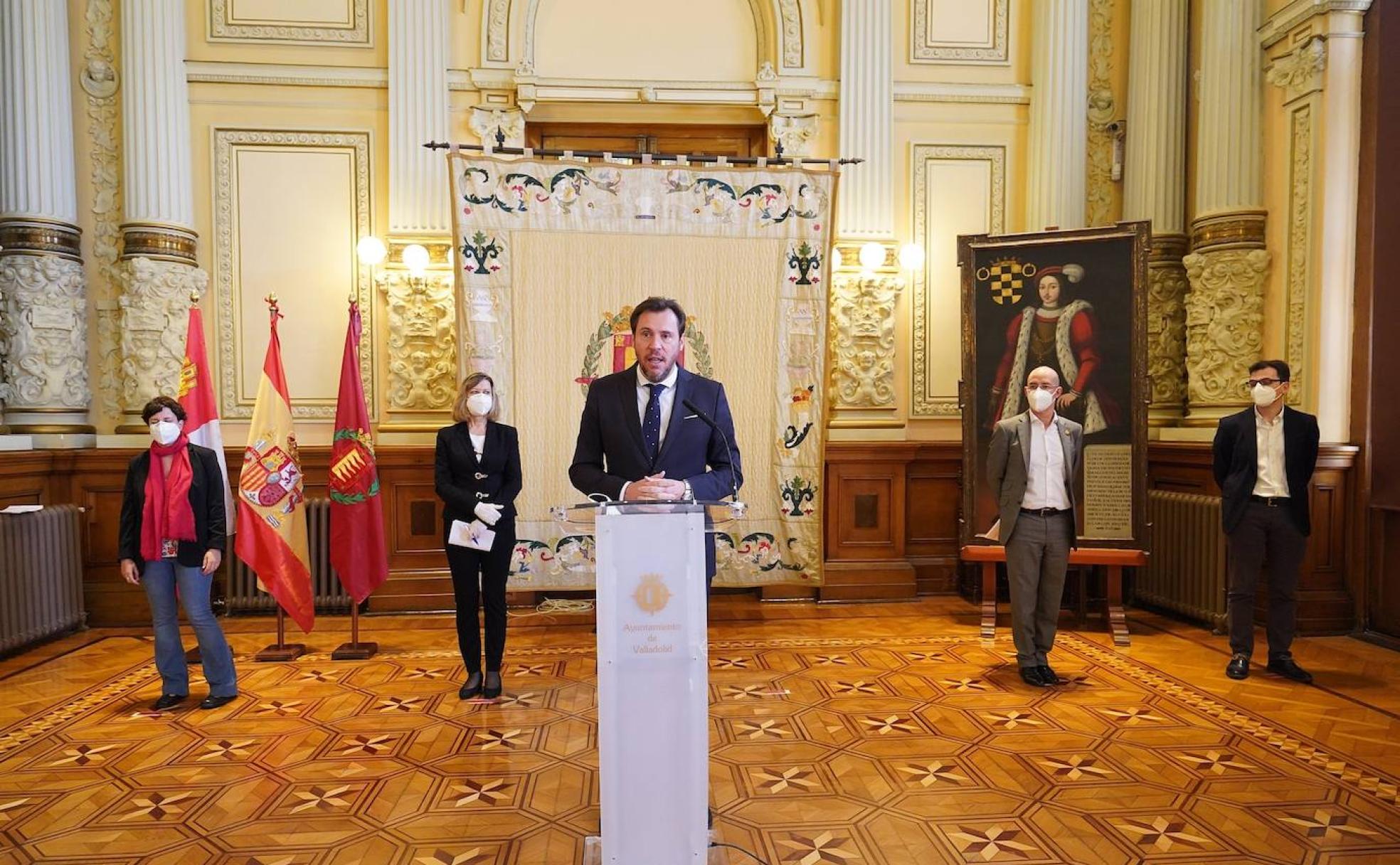 El alcalde de la ciudad, Óscar Puente, interviene para explicar el pacto entre los grupos municipales, por delante de la portavoz de VTLP, María Sánchez; la portavoz del PPP, Pilar del Olmo; el portavoz de Cs, Martín Antolín; y el portavoz del PSOE, Pedro Herrero. 