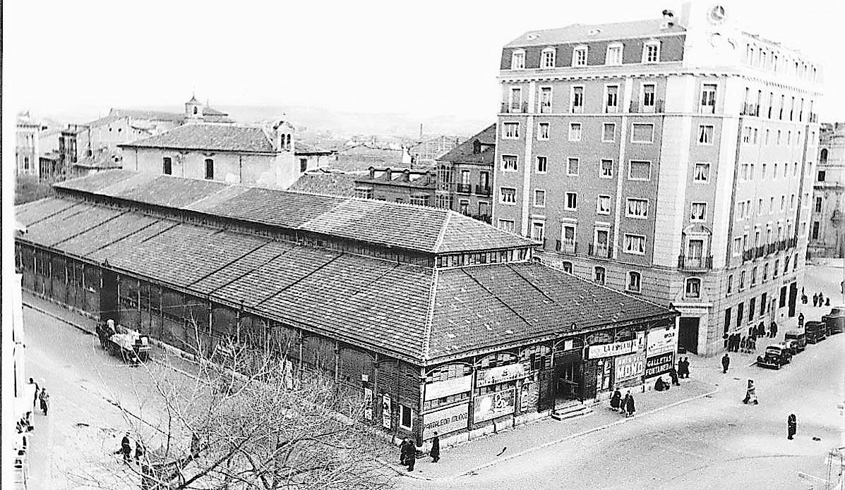 El mercado antes de ser derribado en la actual plaza de España; la iglesia de la Paz aún no existía.