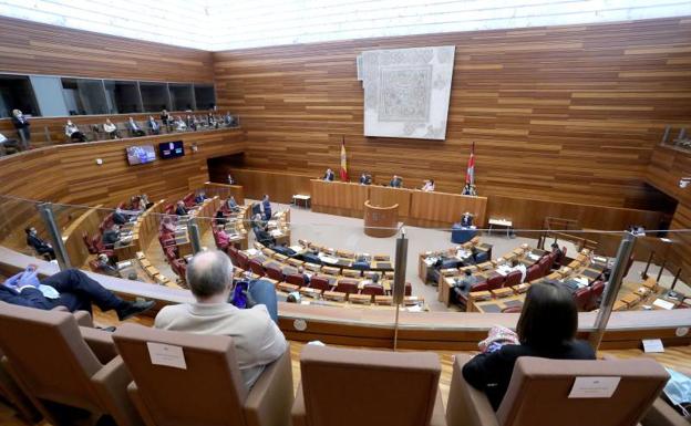 Mañueco cita a Tudanca a hablar de la reconstrucción de Castilla y León «mañana mismo»