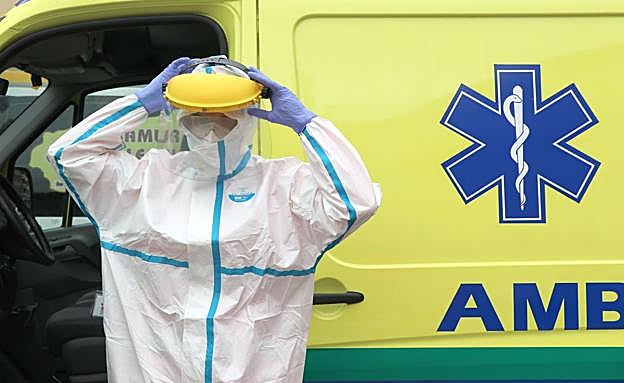 Técnicos de ambulancia en León: «Muchos pacientes tienen miedo a decirnos sus dolencias porque son las de la covid»