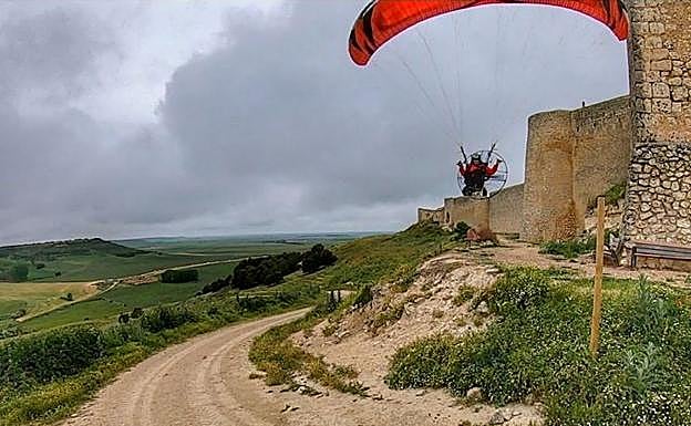 Imagen principal - La Guardia Civil denuncia al leonés Víctor Rodríguez por hacer parapente en Urueña