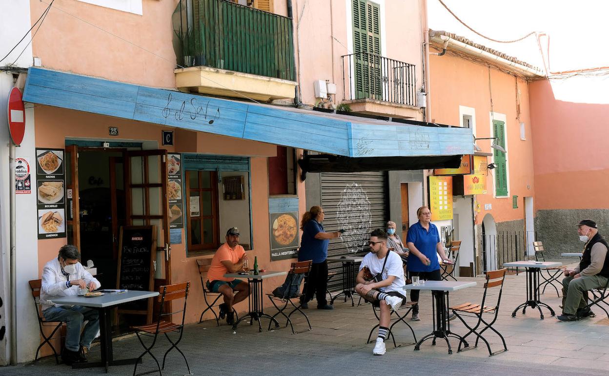 Clientes en la terraza de un bar de Palma de Mallorca.