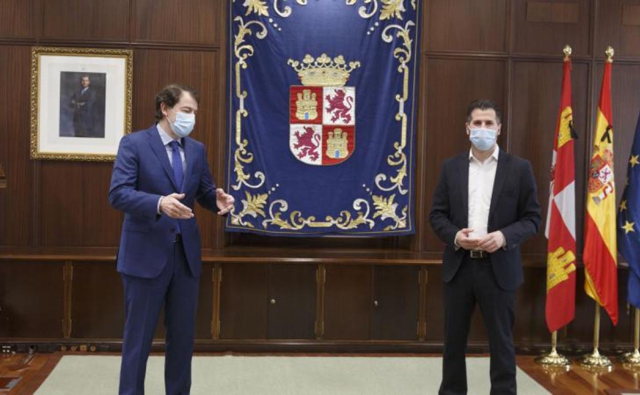 El presidente de la Junta, Alfonso Fernández Mañueco, y el lider de la oposición en Castilla y León, Luis Tudanca, durante el encuentro de este miércoles