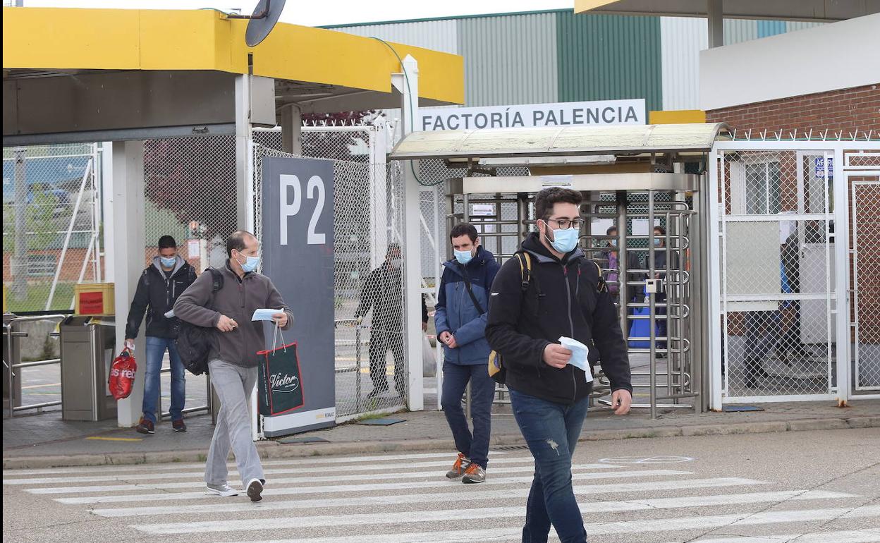 Salida de trabajadores de Renault en Villamuriel (Palencia).