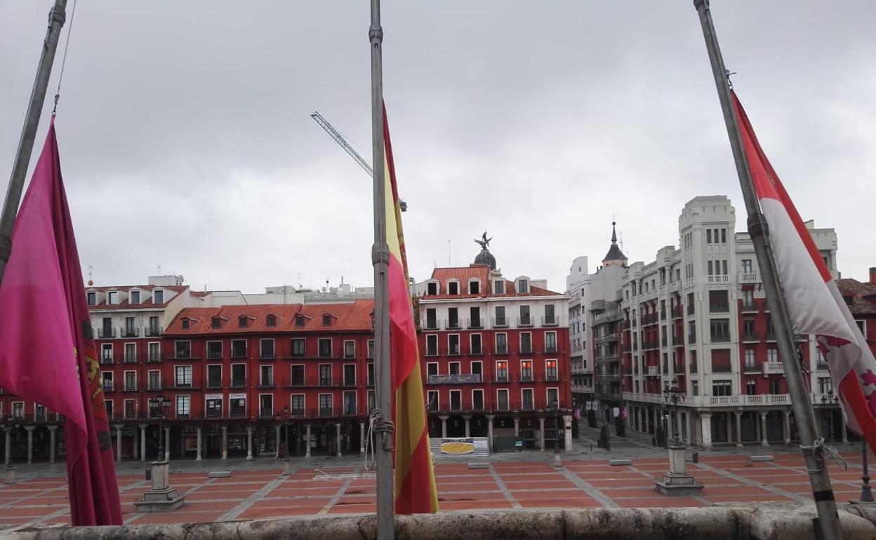 Coronavirus en Valladolid: Las banderas del Ayuntamiento ondean ya a media asta por las víctimas del coronavirus