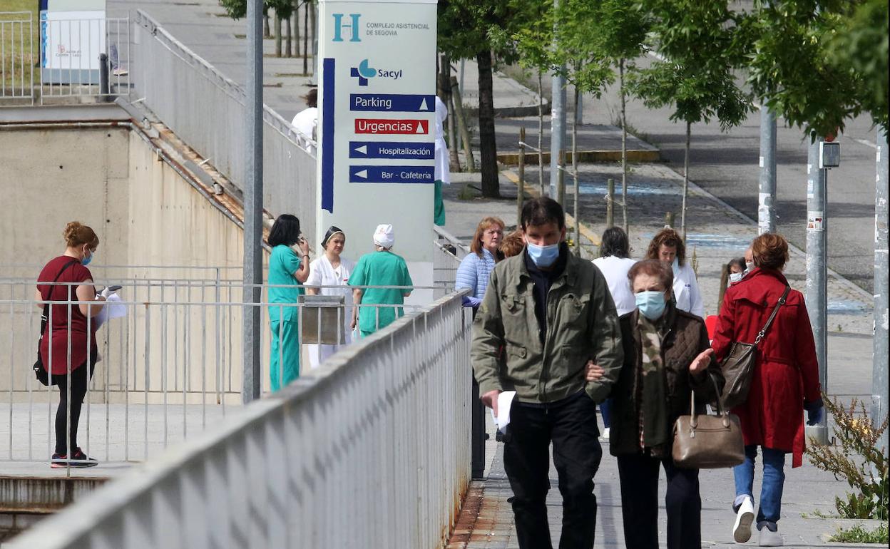 Trasiego de personas en la entrada del Hospital General de Segovia, este miércoles. 